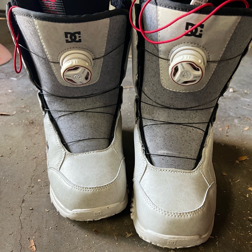 Woman’s DC Snowboarding Boots - US Size 6. Worn twice. Boa cable system. - Picture 2 of 4